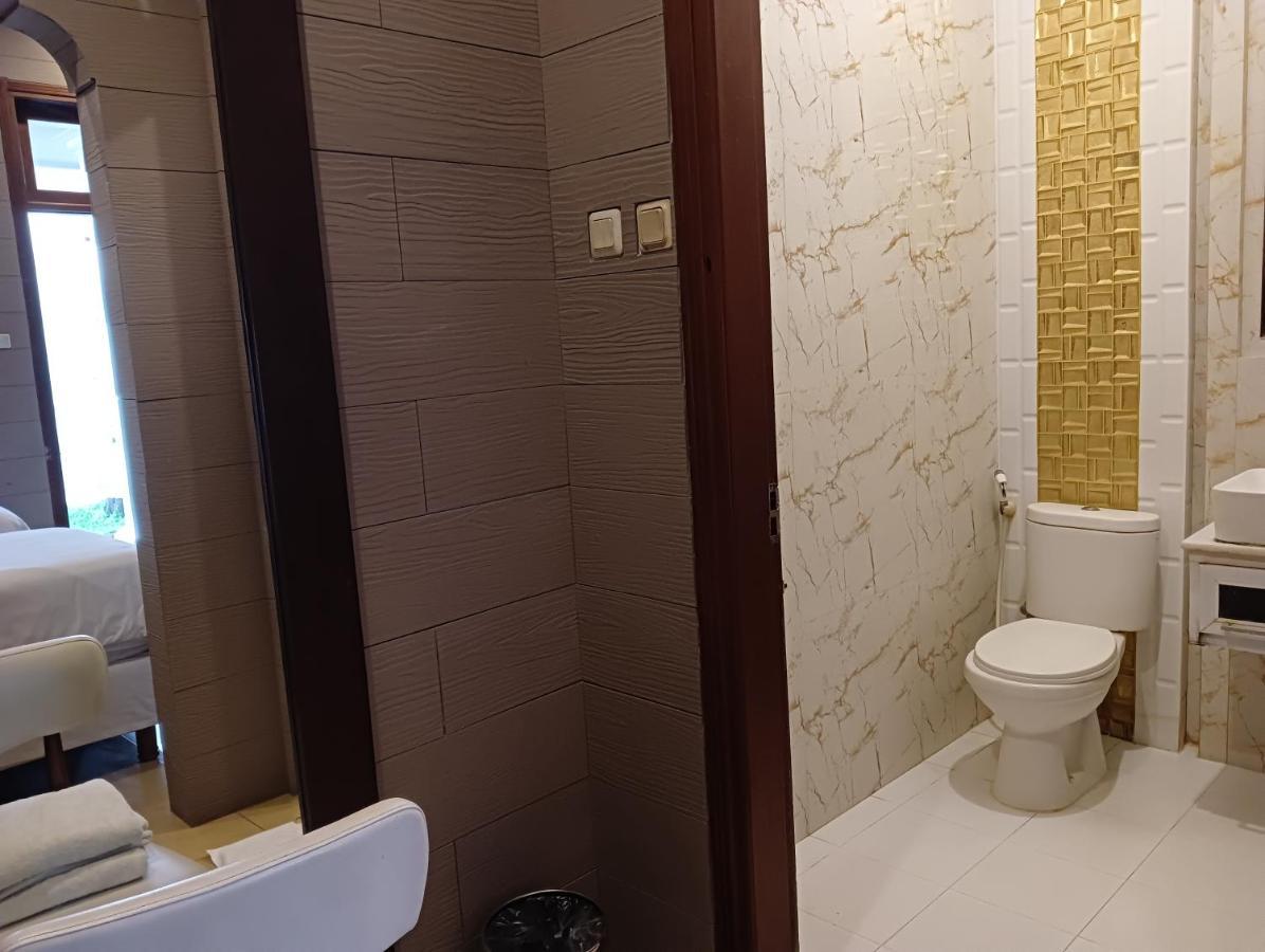 Alsalam Syariah Guesthouse Surakarta  Экстерьер фото