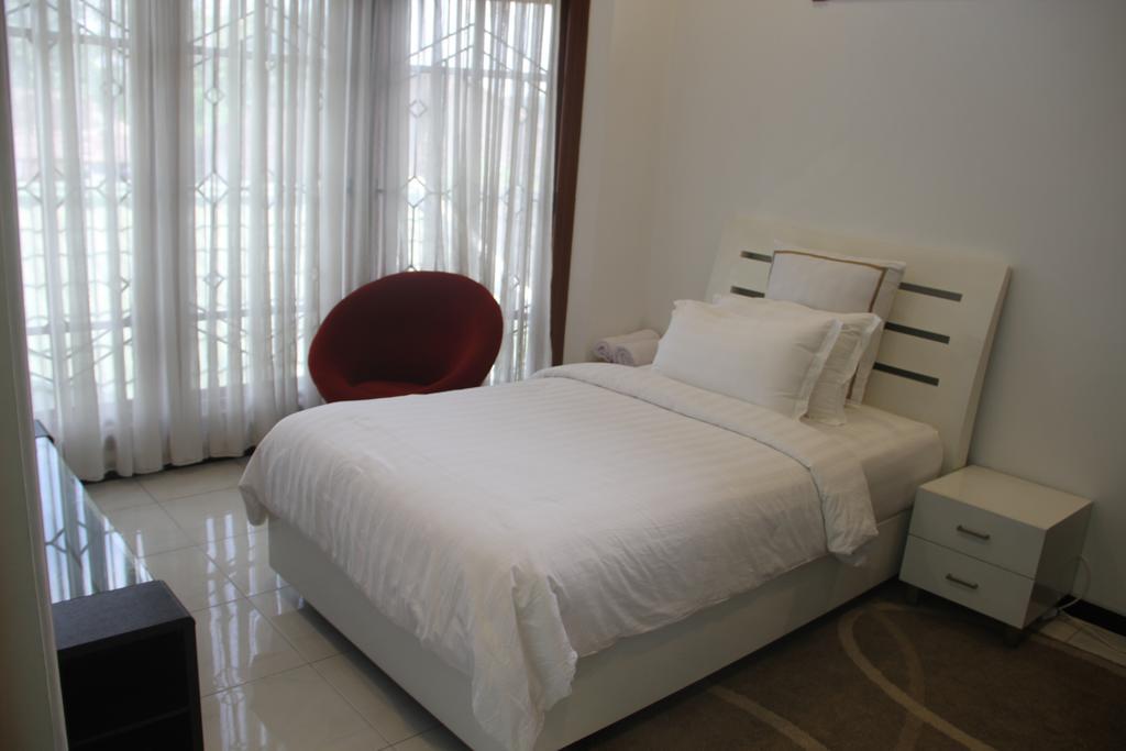 Alsalam Syariah Guesthouse Surakarta  Экстерьер фото