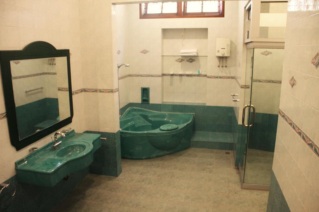 Alsalam Syariah Guesthouse Surakarta  Экстерьер фото