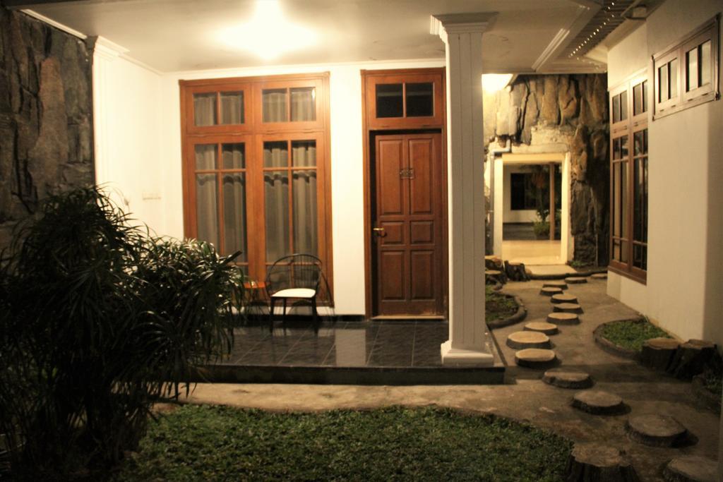 Alsalam Syariah Guesthouse Surakarta  Экстерьер фото