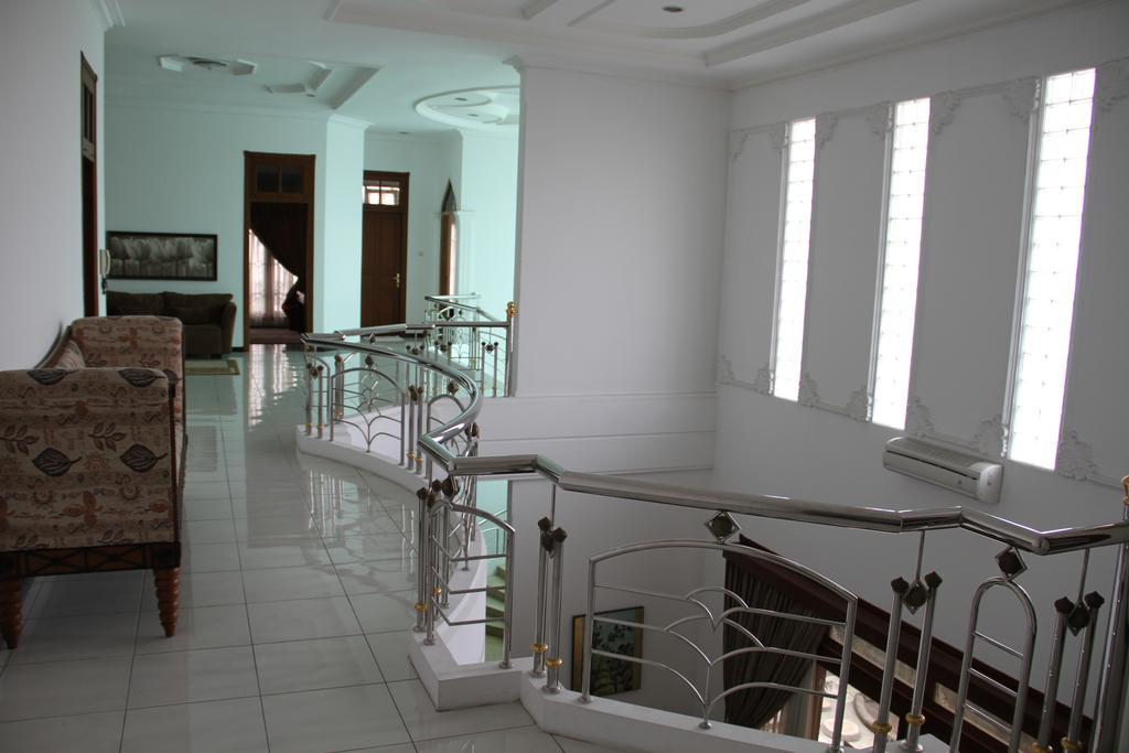 Alsalam Syariah Guesthouse Surakarta  Экстерьер фото