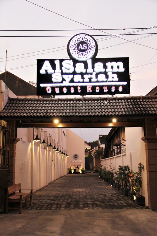 Alsalam Syariah Guesthouse Surakarta  Экстерьер фото