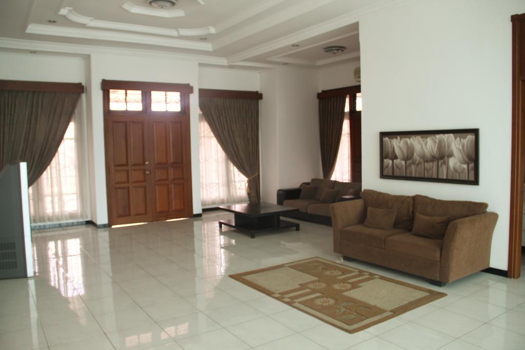 Alsalam Syariah Guesthouse Surakarta  Экстерьер фото
