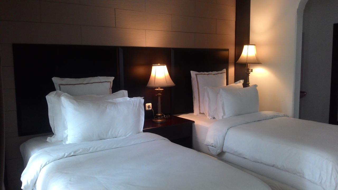 Alsalam Syariah Guesthouse Surakarta  Экстерьер фото